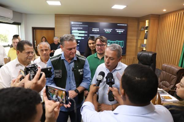 Ministro Carlos Fávaro entrega maquinários para agricultura familiar em Sorriso