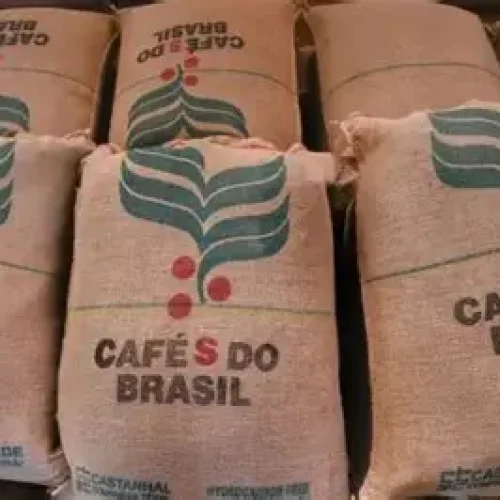 Preços do Café Caem com Tarifas e Safra Farta: Impactos no Brasil e no Mundo